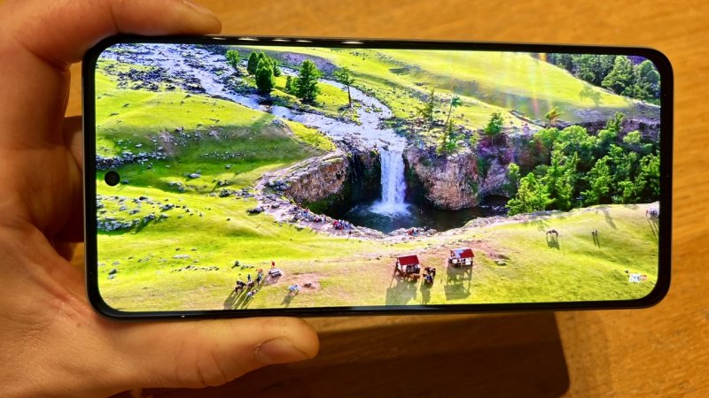 Il display di Realme 12+ è di buona qualità, ma la gestione del refresh rate non è impeccabile Il display di Realme 12+ è di buona qualità, ma la gestione del refresh rate non è impeccabile