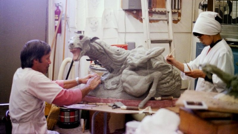 Lance Anderson e Michiko Tagawa al lavoro sul cane de La Cosa