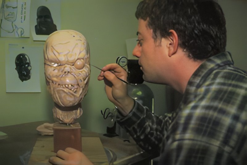 Scott Rodenhizer che scolpisce la testa di Seth