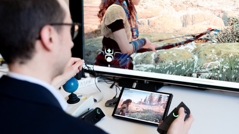 Un ricercatore alle prese con Legion GO