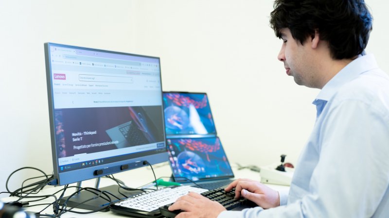 Uno sviluppatore non vedente della Fondazione ASPHI