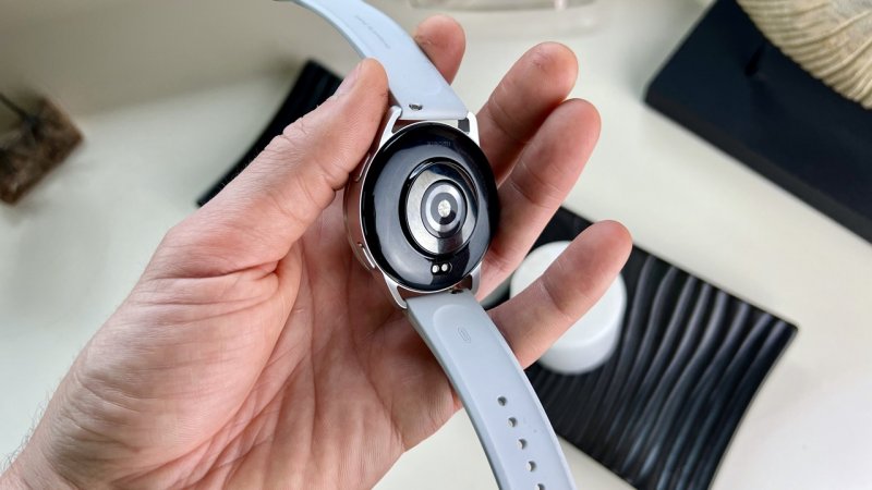 Sul retro di Xiaomi Watch S3 si possono notare i connettori per l'attacco magnetico del caricabatterie Sul retro di Xiaomi Watch S3 si possono notare i connettori per l'attacco magnetico del caricabatterie