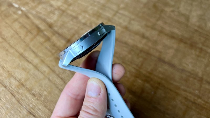 Un dettaglio dei due tasti laterali di Xiaomi Watch S3 Un dettaglio dei due tasti laterali di Xiaomi Watch S3