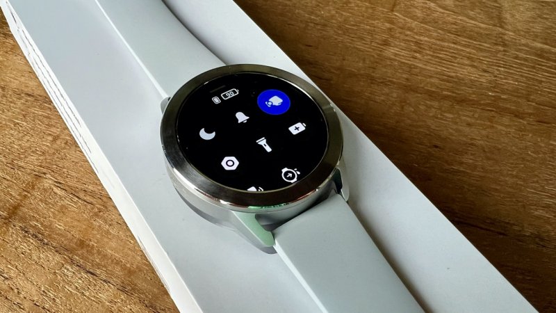 La ghiera e il cinturino di Xiaomi Watch S3 si possono facilmente sostituire per chi ama giocare con gli abbinamenti La ghiera e il cinturino di Xiaomi Watch S3 si possono facilmente sostituire per chi ama giocare con gli abbinamenti