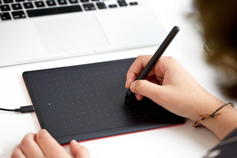 La tavoletta grafica è corredata da una penna compatibile