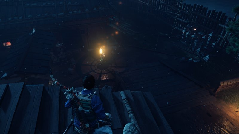Jin osserva i nemici dall'alto in una fase stealth di Ghost of Tsushima