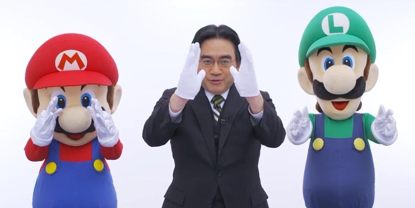 Iwata con Mario e Luigi