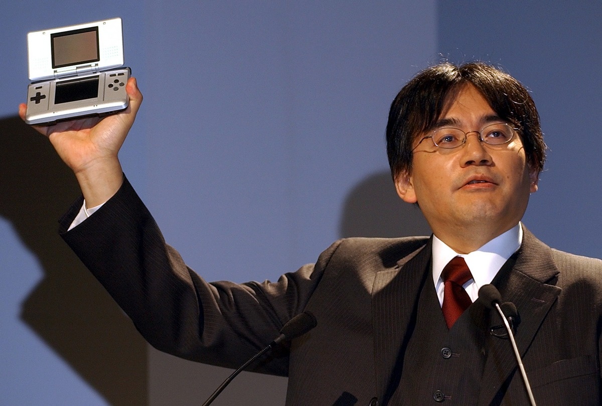 Uno scatto di Satoru Iwata, mentre presenta il Nintendo DS