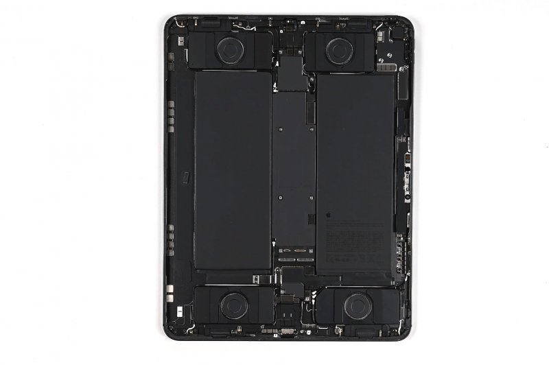 Dettaglio dell'interno di un iPad Pro 13 dopo la rimozione dello schermo (fonte: iFixit)