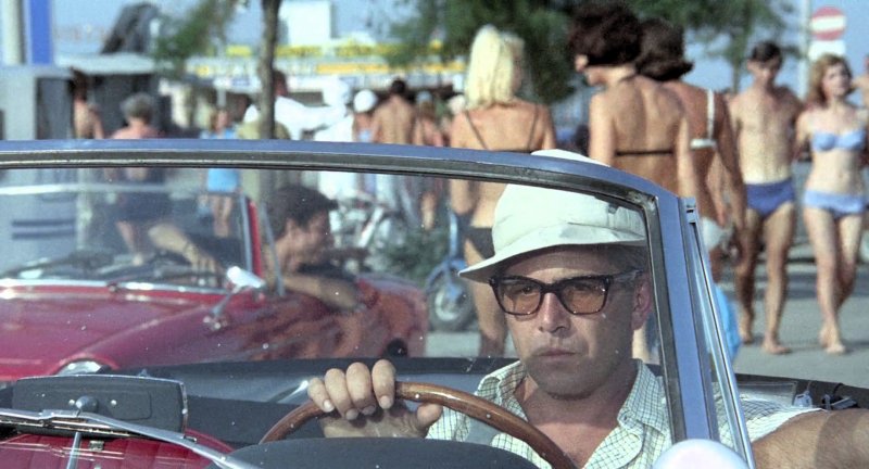 Un fosco Enrico Maria Salerno in un momento de L'Ombrellone di Risi Un fosco Enrico Maria Salerno in un momento de L'Ombrellone di Risi