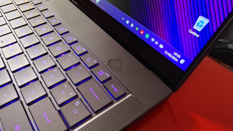 Il particolare tasto di accensione del ROG Zephyrus G14