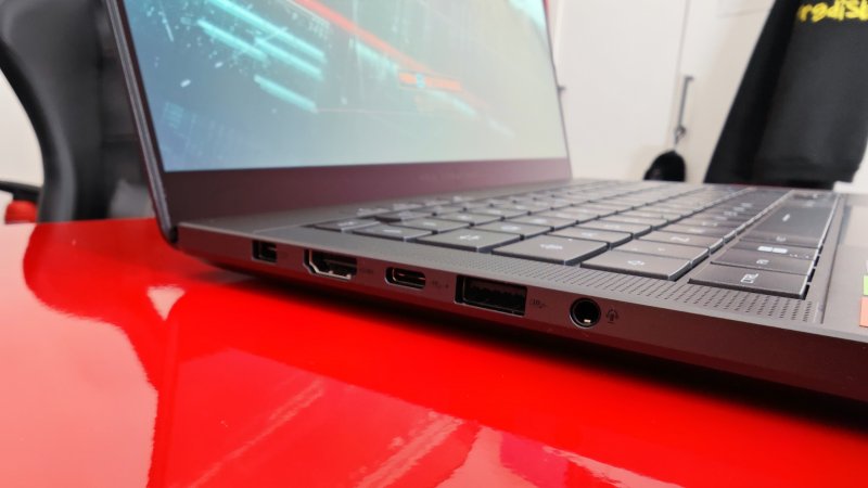 Le porte di ROG Zephyrus G14 sono distribuite sui lati