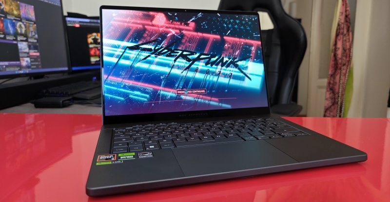 ROG Zephyrus G14 monta una CPU AMD Ryzen 9 8945HS e una GPU NVIDIA GeForce RTX 4070 Laptop da 90W
