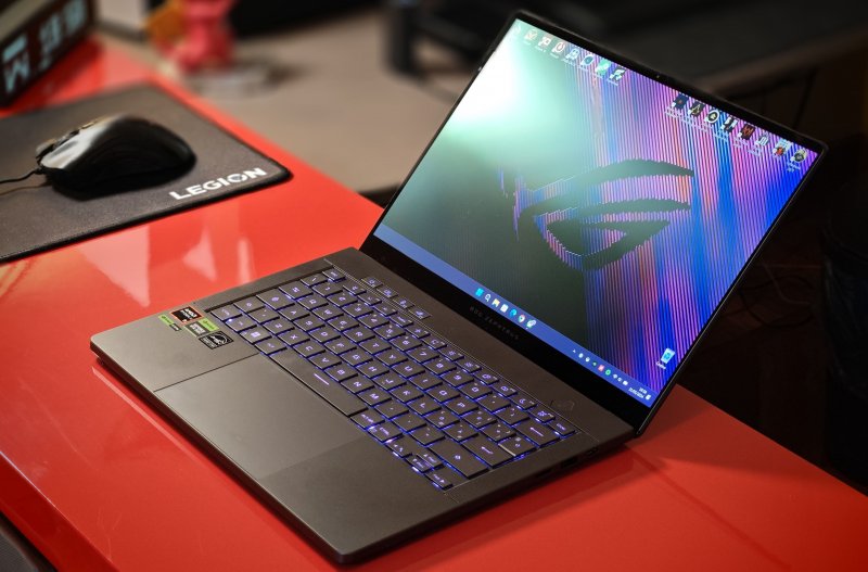 ROG Zephyrus G14 è equipaggiato con un display ROG Nebula da 14 pollici OLED