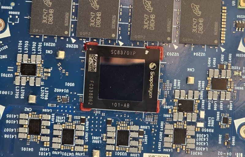 Il SoC Snapdragon X Elite circondato dai moduli di memoria