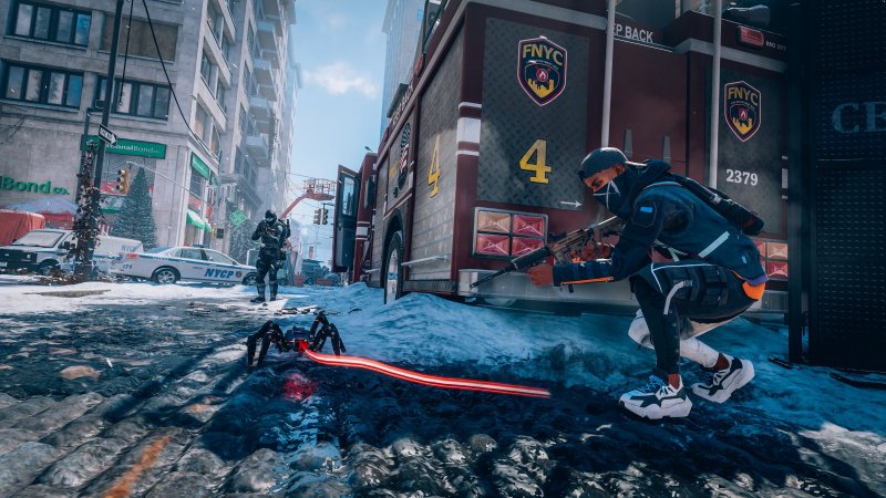 Un membro del DedSec che lancia un ragno-drone verso un nemico