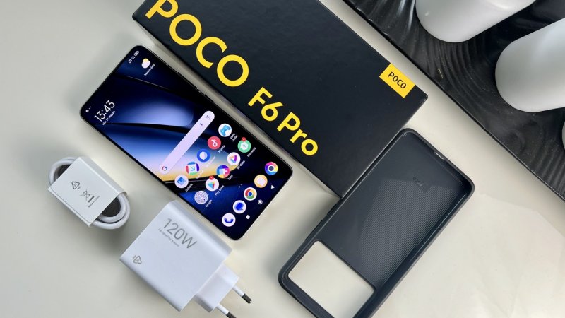 La confezione di POCO F6 Pro e i suoi contenuti La confezione di POCO F6 Pro e i suoi contenuti