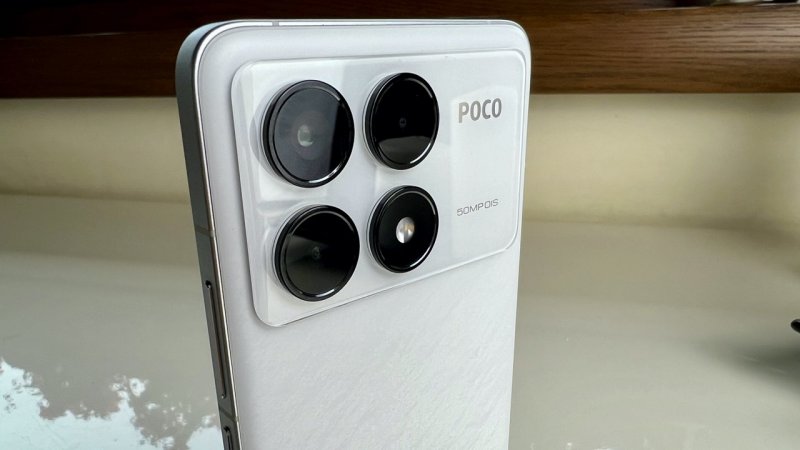Un dettaglio del modulo fotocamere posteriore di POCO F6 Pro Un dettaglio del modulo fotocamere posteriore di POCO F6 Pro