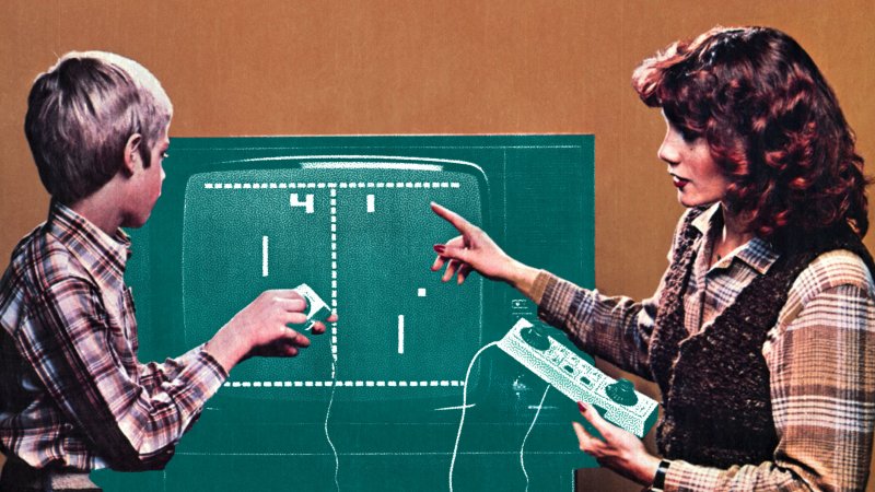 Madre e figlio giocano a Pong in un'immagine promozionale d'epoca Madre e figlio giocano a Pong in un'immagine promozionale d'epoca