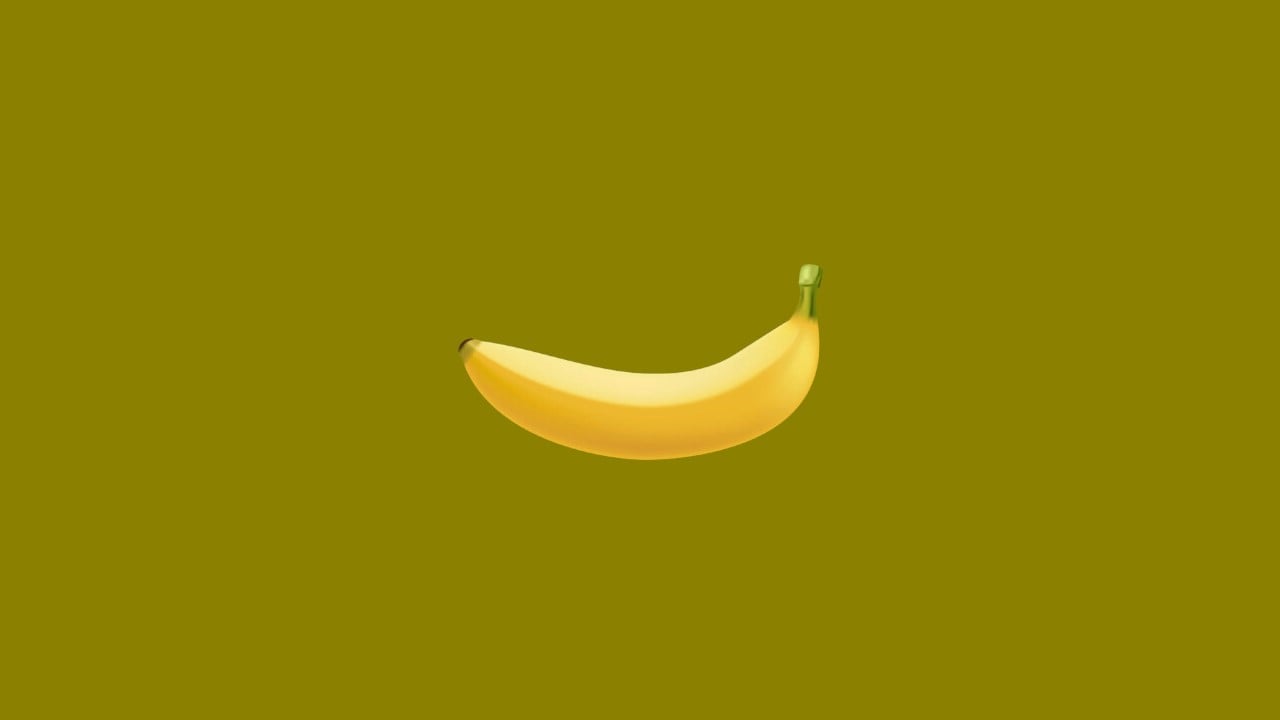 Banana gialla su sfondo ocra scuro