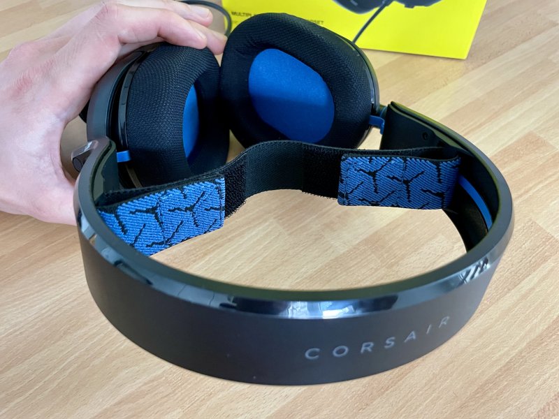 Il secondo archetto con chiusura a strap permette di regolare le Corsair HS35 v2 a seconda delle dimensioni della testa per massimizzare il comfort