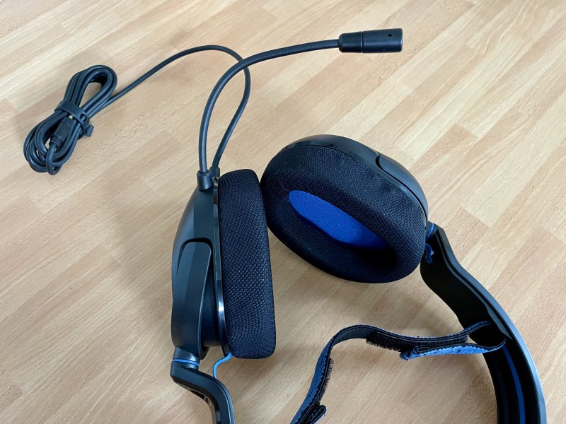 I cuscinetti delle Corsair HS35 v2 sono ricoperti da un materiale sintetico molto ruvido