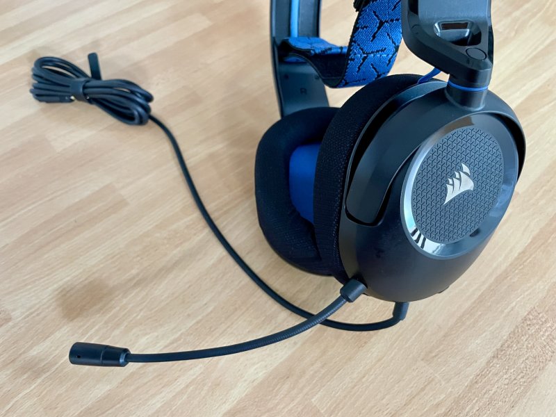 Il microfono è veramente poco elegante