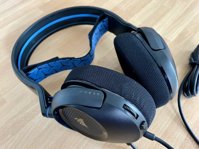 Da questa angolazione possiamo vedere la rotella del volume ed il tasto per mutare il microfono delle Corsair HS35 v2