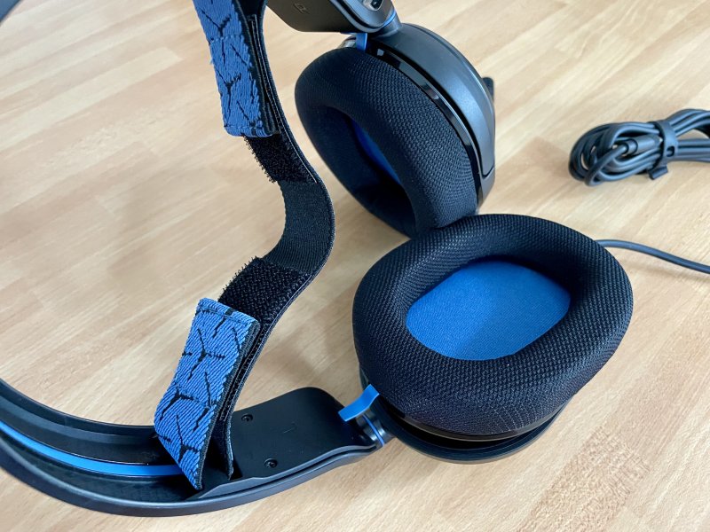 La profondità dei padiglioni delle Corsair HS35 v2 è sufficientemente ampia per ospitare delle orecchie non eccessivamente grandi