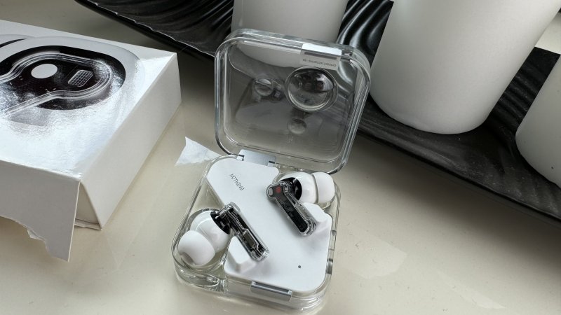 La custodia trasparente è un elemento particolarmente originale La custodia trasparente è un elemento particolarmente originale