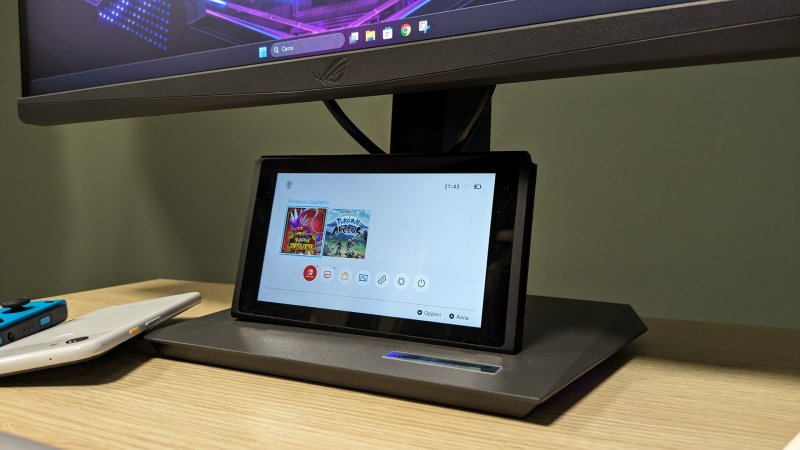 Lo stand di ROG Strix XG27ACS è un supporto per lo smartphone e, con un po' di fantasia, anche per Nintendo Switch Lo stand di ROG Strix XG27ACS è un supporto per lo smartphone e, con un po' di fantasia, anche per Nintendo Switch