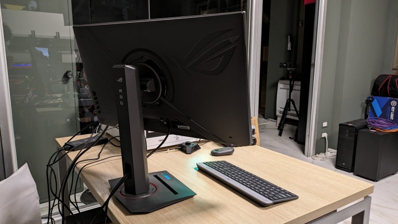 Il design di ROG Strix XG27ACS è classico ma solido e curato Il design di ROG Strix XG27ACS è classico ma solido e curato