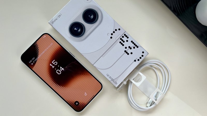 La confezione di Nothing Phone (2a) contiene solo lo smartphone e il cavo USB-C; niente alimentatore La confezione di Nothing Phone (2a) contiene solo lo smartphone e il cavo USB-C; niente alimentatore