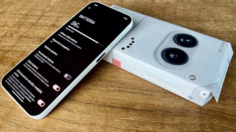 Batteria abbastanza capiente e una grande ottimizzazione del sistema conferiscono a Nothing Phone (2a) un'ottima autonomia Batteria abbastanza capiente e una grande ottimizzazione del sistema conferiscono a Nothing Phone (2a) un'ottima autonomia