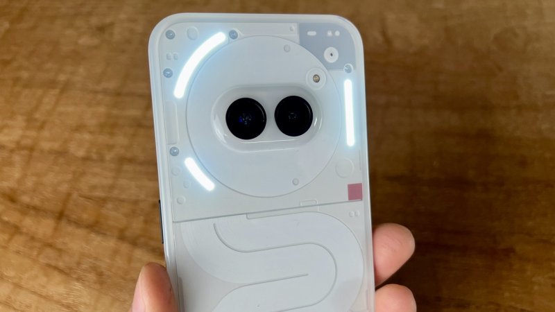 I tre Glyph di Nothing Phone (2a) possono essere assegnati a funzioni diverse I tre Glyph di Nothing Phone (2a) possono essere assegnati a funzioni diverse