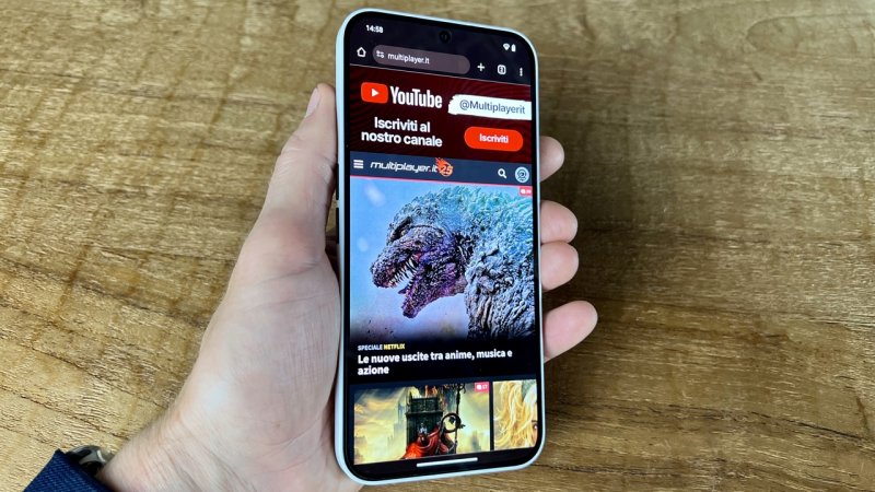 Nothing Phone (2a) si fa apprezzare anche per i bordi arrotondati e le cornici simmetriche Nothing Phone (2a) si fa apprezzare anche per i bordi arrotondati e le cornici simmetriche