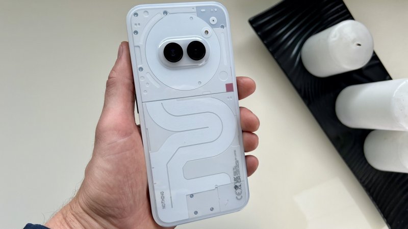 La cover posteriore di Nothing Phone (2a) è molto distintiva La cover posteriore di Nothing Phone (2a) è molto distintiva