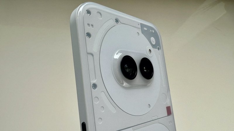 Il modulo fotocamere posteriore di Nothing Phone (2a) è molto caratteristico Il modulo fotocamere posteriore di Nothing Phone (2a) è molto caratteristico