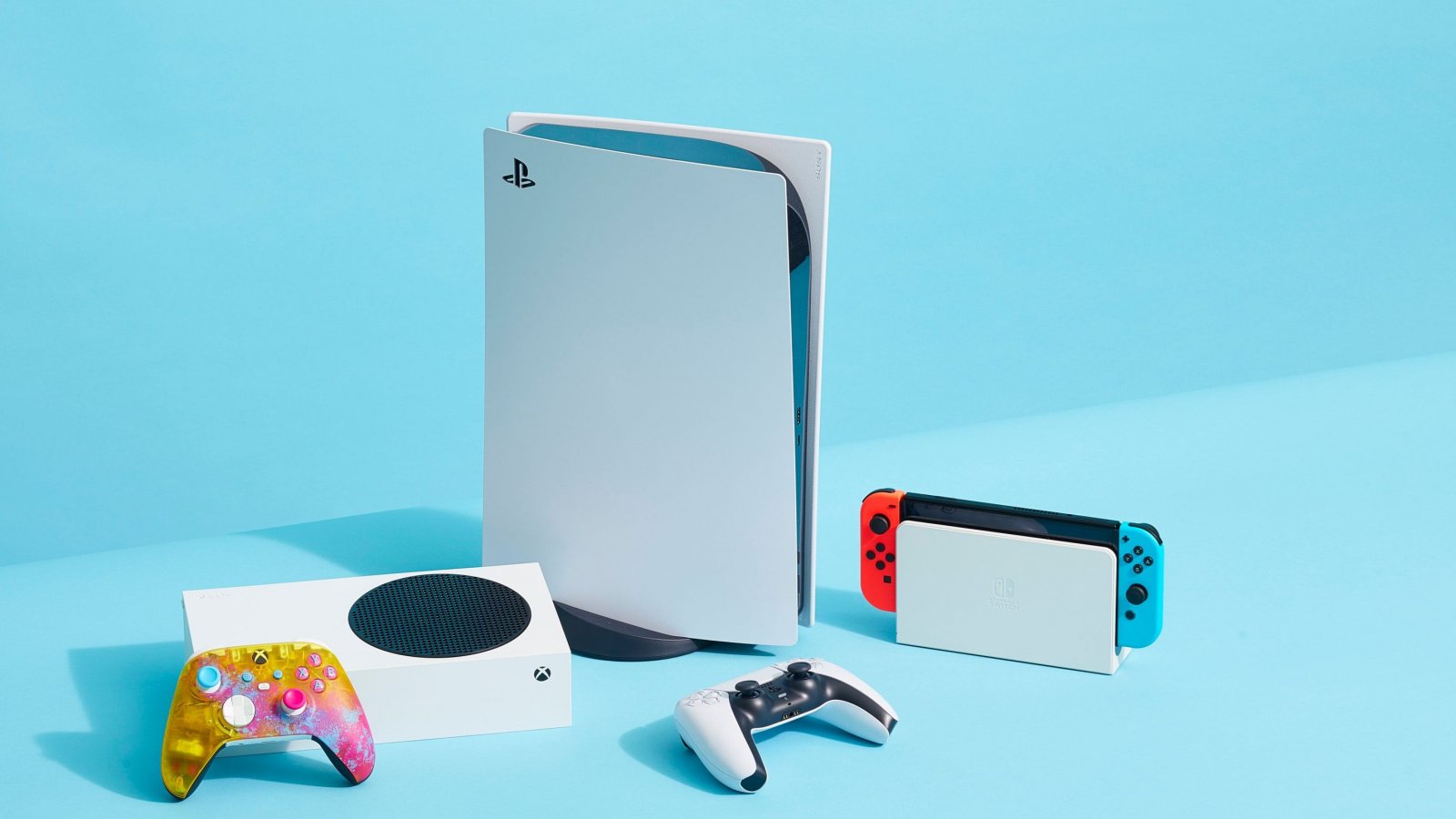 Una foto con Nintendo Switch, Xbox Series X|S e PS5