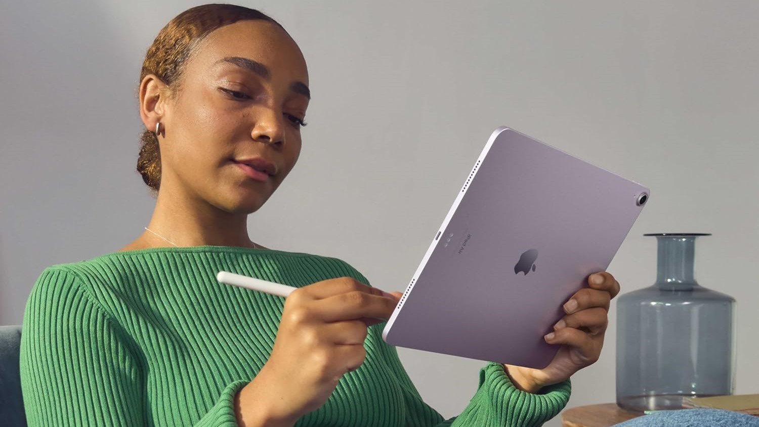 Una ragazza che usa un iPad