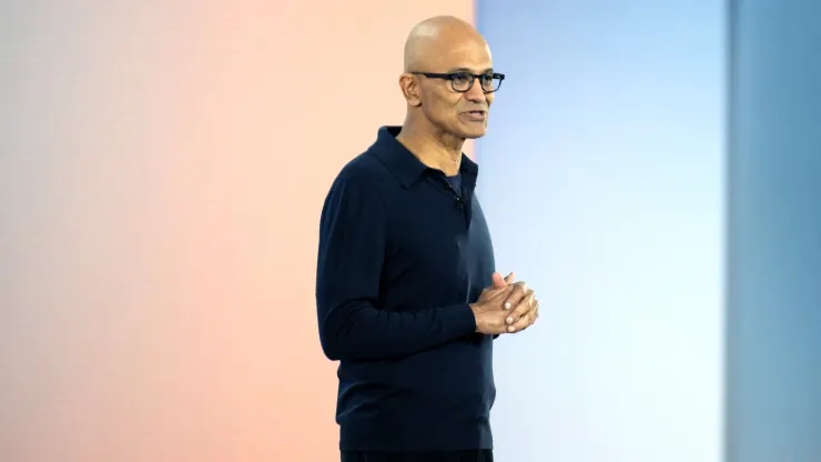Il CEO di Microsoft Satya Nadella durante un media briefing del 2024