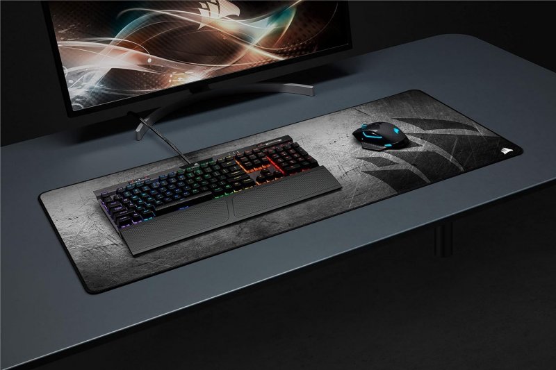 Il tappetino con sopra una tastiera e un mouse e di front un monitor da gaming: un esempio di come potrebbe essere la postazione da gaming