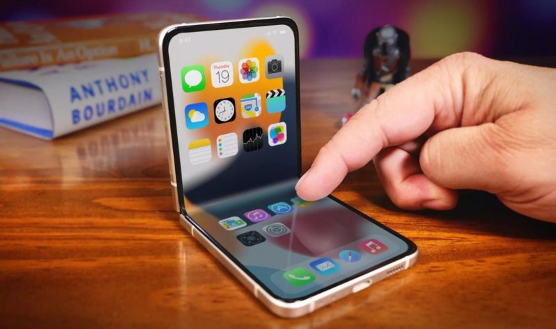 Il mockup di un iPhone pieghevole Il mockup di un iPhone pieghevole