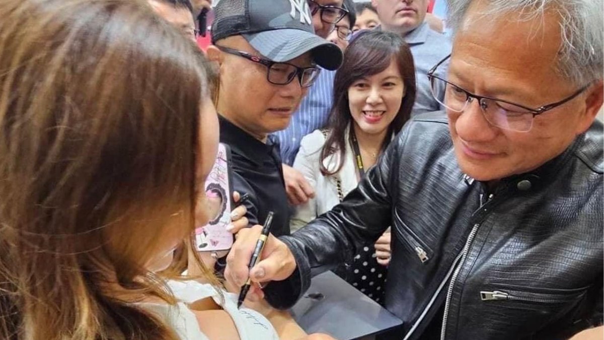 Il capo di NVIDIA come una rockstar: Jensen Huang autografa il seno di ...