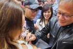Il capo di NVIDIA come una rockstar: Jensen Huang autografa il seno di una fan al Computex 2024 - Notizia