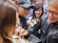 Il capo di NVIDIA come una rockstar: Jensen Huang autografa il seno di una fan al Computex 2024