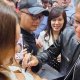 Il capo di NVIDIA come una rockstar: Jensen Huang autografa il seno di una fan al Computex 2024