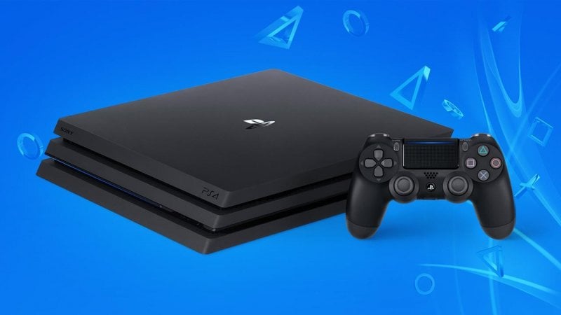 Una PS4 Pro con il proprio controller