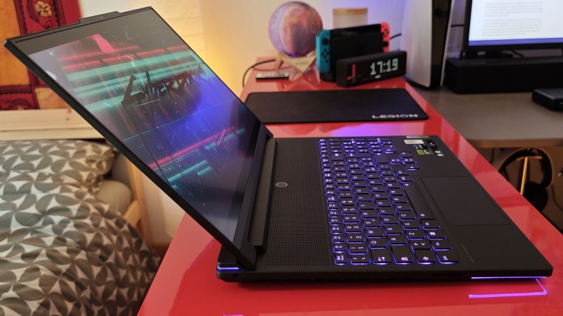 L'apertura massima del display di Legion 9i Gen 8