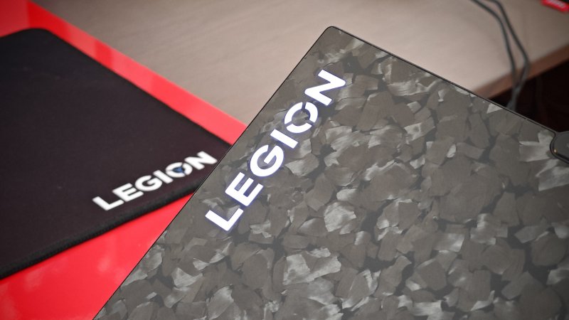 La texture di Lenovo Legion 9i e il logo retroilluminato